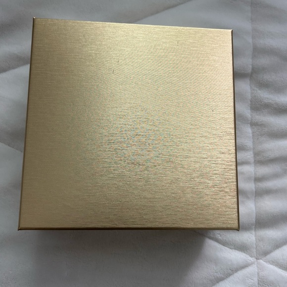 Empty box - Picture 2 of 6